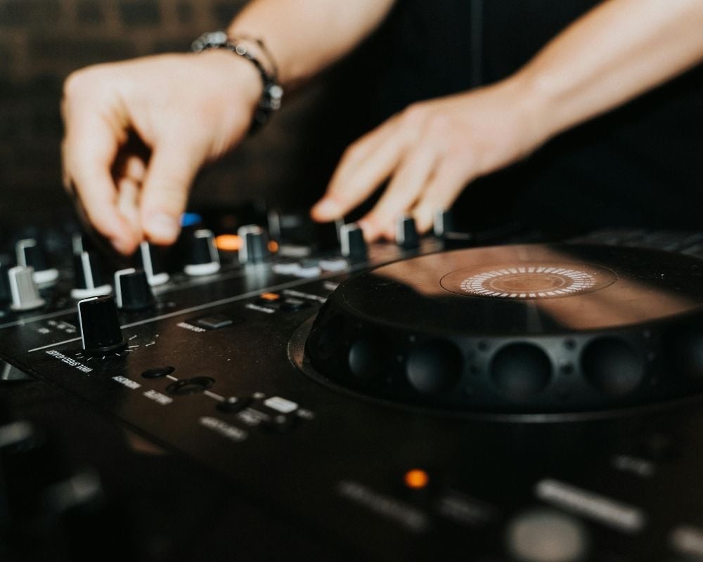 Hands on DJ Table